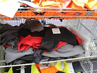 Dertien truien in diverse maten en kleuren. excl. draadmand - afbeelding 1 van  3