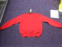 Dertien truien in diverse maten en kleuren. excl. draadmand - afbeelding 2 van  3