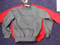 Dertien truien in diverse maten en kleuren. excl. draadmand - afbeelding 3 van  3