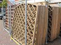 Dertienhouten getoogde tuinschermen in metalen bok, wo 8x open en 5x dicht. afmeting 180 x 180 cm. let op:... - afbeelding 1 van  4