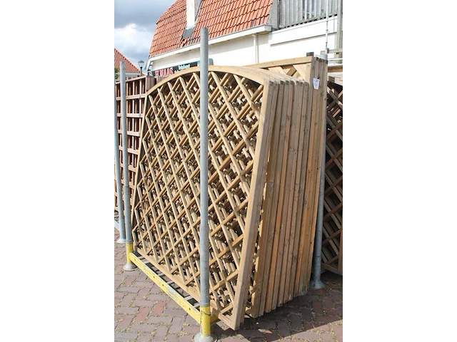 Dertienhouten getoogde tuinschermen in metalen bok, wo 8x open en 5x dicht. afmeting 180 x 180 cm. let op:... - afbeelding 2 van  4