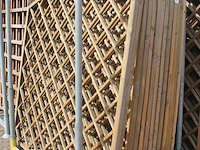 Dertienhouten getoogde tuinschermen in metalen bok, wo 8x open en 5x dicht. afmeting 180 x 180 cm. let op:... - afbeelding 2 van  4