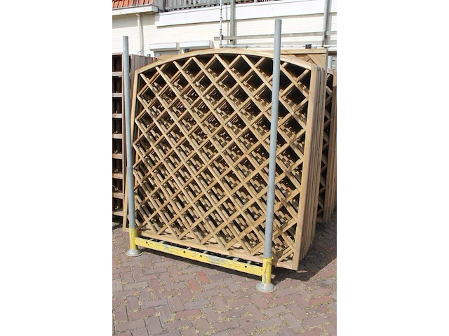 Dertienhouten getoogde tuinschermen in metalen bok, wo 8x open en 5x dicht. afmeting 180 x 180 cm. let op:... - afbeelding 3 van  4