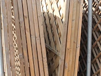 Dertienhouten getoogde tuinschermen in metalen bok, wo 8x open en 5x dicht. afmeting 180 x 180 cm. let op:... - afbeelding 4 van  4