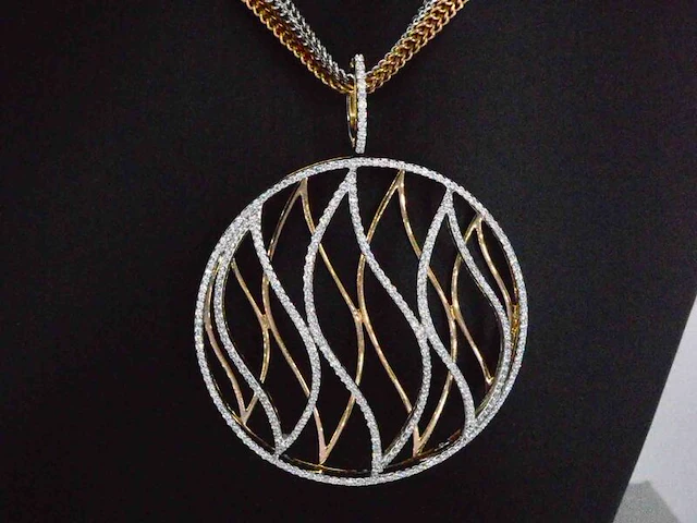 Design bi-colour gouden collier met groot uitgevoerde hanger en natuurlijke diamanten - afbeelding 2 van  7