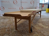 Design houten bank met kussen house of finn juhl, cocktail bench, fj-5151, oak dark oil, bouwjaar 2023 - afbeelding 2 van  8