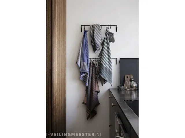 Design keukenstang met handdoekhanger ferm living, kitchen rod 5480 - curvature towel hanger , zwart - brass - afbeelding 3 van  5
