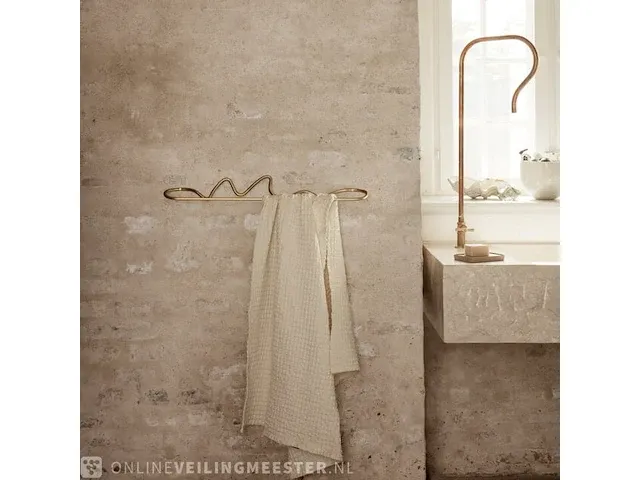 Design keukenstang met handdoekhanger ferm living, kitchen rod 5480 - curvature towel hanger , zwart - brass - afbeelding 5 van  5