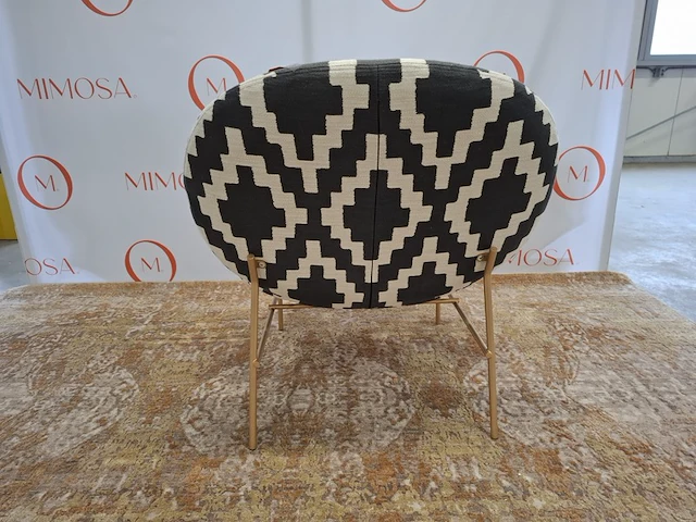 Design loungestoel, tacchini , kelly, zwart wit gestoffeerd, goudkleurige poten - afbeelding 9 van  10