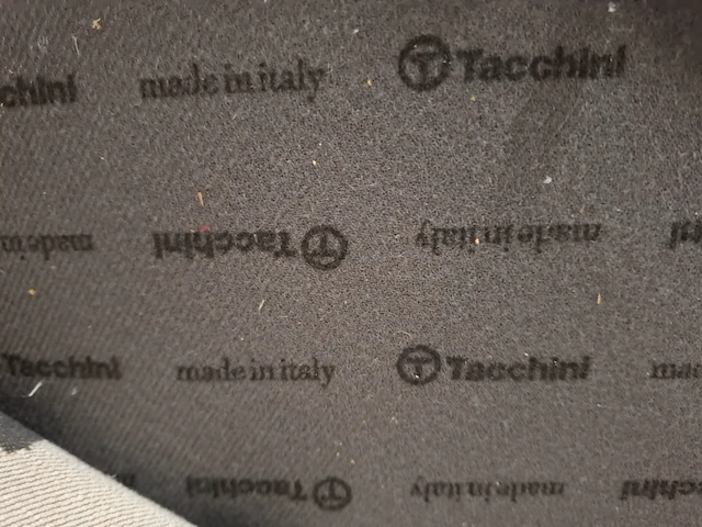 Design loungestoel, tacchini , kelly, zwart wit gestoffeerd, goudkleurige poten - afbeelding 10 van  10