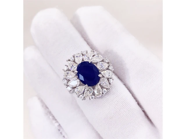 Design ring met briljanten, peer vorm briljanten en een grote saffier blauwe ovaal - afbeelding 2 van  10