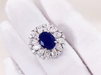 Design ring met briljanten, peer vorm briljanten en een grote saffier blauwe ovaal - afbeelding 2 van  10