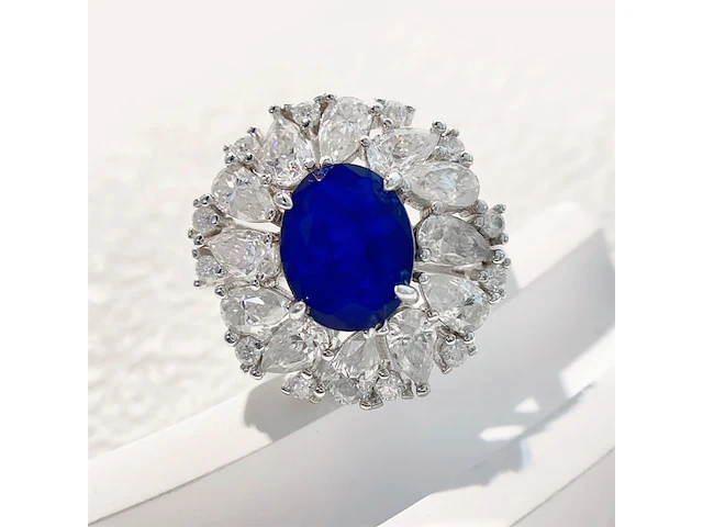 Design ring met briljanten, peer vorm briljanten en een grote saffier blauwe ovaal - afbeelding 3 van  10