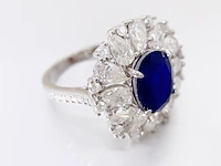Design ring met briljanten, peer vorm briljanten en een grote saffier blauwe ovaal - afbeelding 4 van  10