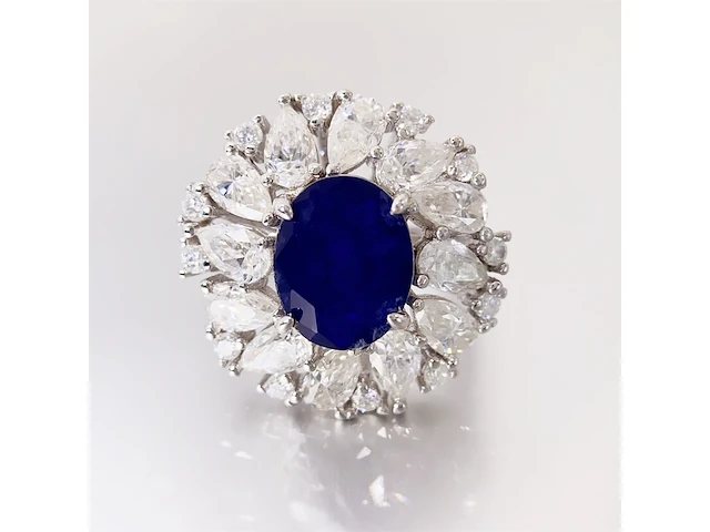 Design ring met briljanten, peer vorm briljanten en een grote saffier blauwe ovaal - afbeelding 5 van  10