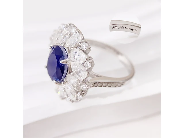 Design ring met briljanten, peer vorm briljanten en een grote saffier blauwe ovaal - afbeelding 6 van  10
