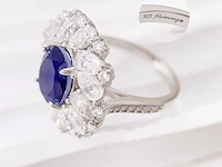 Design ring met briljanten, peer vorm briljanten en een grote saffier blauwe ovaal - afbeelding 6 van  10