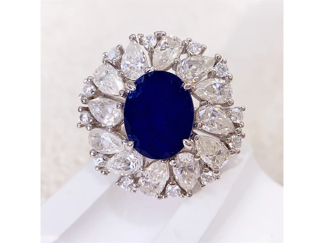Design ring met briljanten, peer vorm briljanten en een grote saffier blauwe ovaal - afbeelding 8 van  10