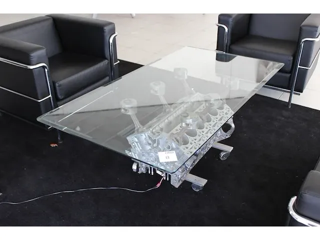 Design tafel met voet van een twaalf cylinder motorblok van een mercedes benz met een facet geslepen glazen... - afbeelding 1 van  3