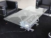 Design tafel met voet van een twaalf cylinder motorblok van een mercedes benz met een facet geslepen glazen... - afbeelding 1 van  3