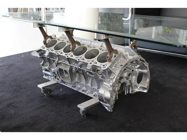 Design tafel met voet van een twaalf cylinder motorblok van een mercedes benz met een facet geslepen glazen... - afbeelding 2 van  3