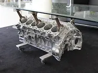 Design tafel met voet van een twaalf cylinder motorblok van een mercedes benz met een facet geslepen glazen... - afbeelding 2 van  3