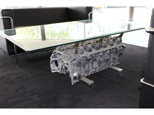 Design tafel met voet van een twaalf cylinder motorblok van een mercedes benz met een facet geslepen glazen... - afbeelding 3 van  3