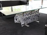 Design tafel met voet van een twaalf cylinder motorblok van een mercedes benz met een facet geslepen glazen... - afbeelding 3 van  3