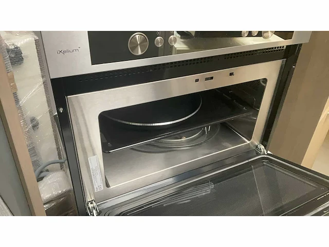 Design tulp showroom keuken met apparatuur en composiet blad - afbeelding 2 van  9