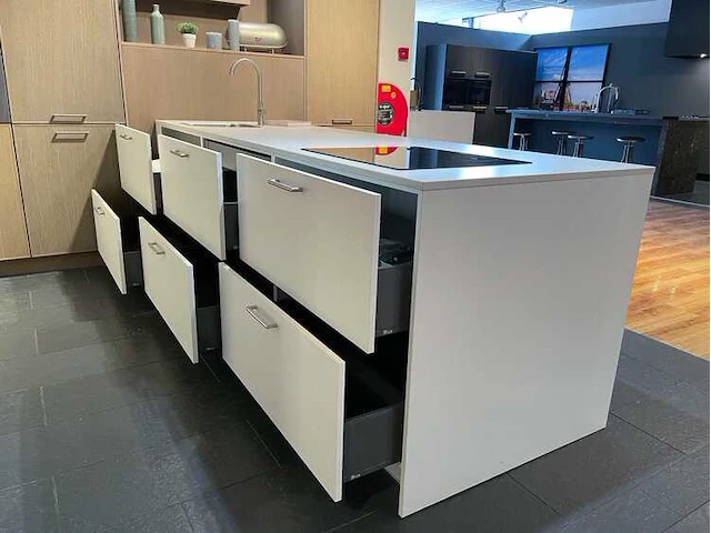 Design tulp showroom keuken met apparatuur en composiet blad - afbeelding 3 van  9