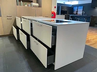 Design tulp showroom keuken met apparatuur en composiet blad - afbeelding 3 van  9