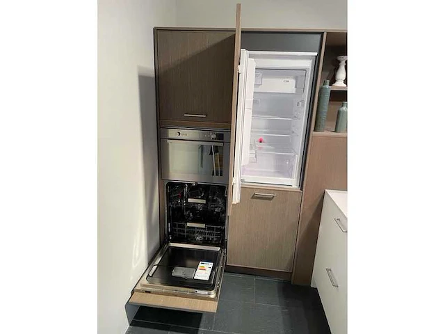 Design tulp showroom keuken met apparatuur en composiet blad - afbeelding 4 van  9