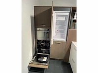 Design tulp showroom keuken met apparatuur en composiet blad - afbeelding 4 van  9