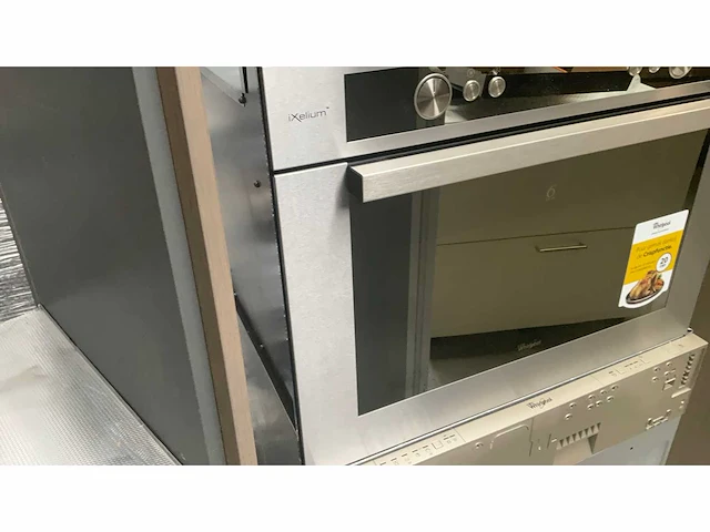 Design tulp showroom keuken met apparatuur en composiet blad - afbeelding 5 van  9