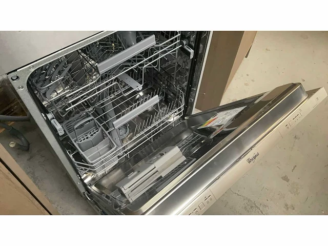 Design tulp showroom keuken met apparatuur en composiet blad - afbeelding 6 van  9