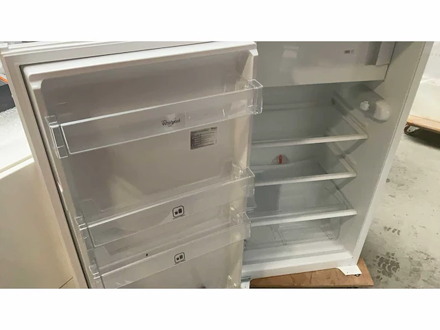 Design tulp showroom keuken met apparatuur en composiet blad - afbeelding 8 van  9