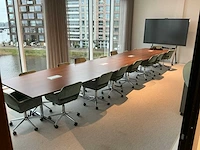 Design vergadertafel met stoelen