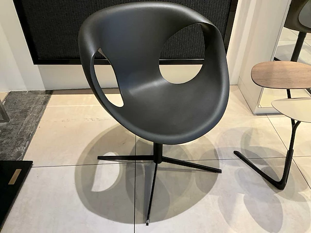 Design wachtruimte meubilair 2 stoelen en tafel - afbeelding 2 van  3