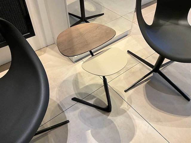 Design wachtruimte meubilair 2 stoelen en tafel - afbeelding 3 van  3