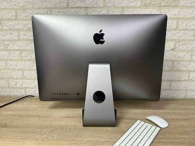 Desktop - apple inc. - imacpro1,1 - afbeelding 4 van  5