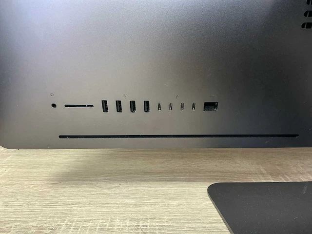 Desktop - apple inc. - imacpro1,1 - afbeelding 5 van  5