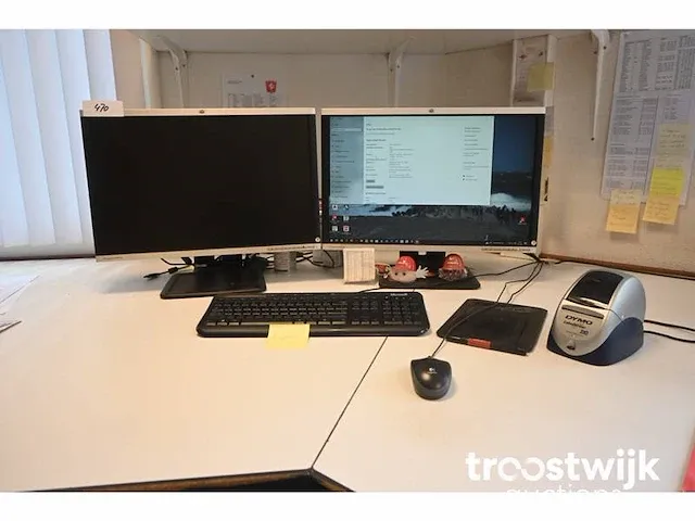 Desktop met monitoren - afbeelding 1 van  7