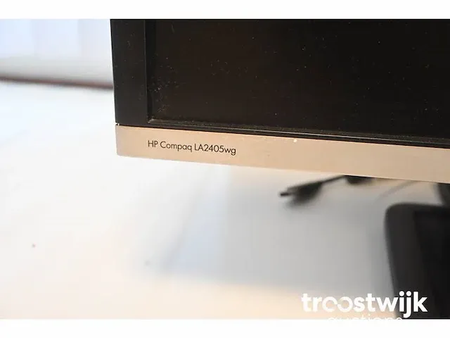 Desktop met monitoren - afbeelding 3 van  7