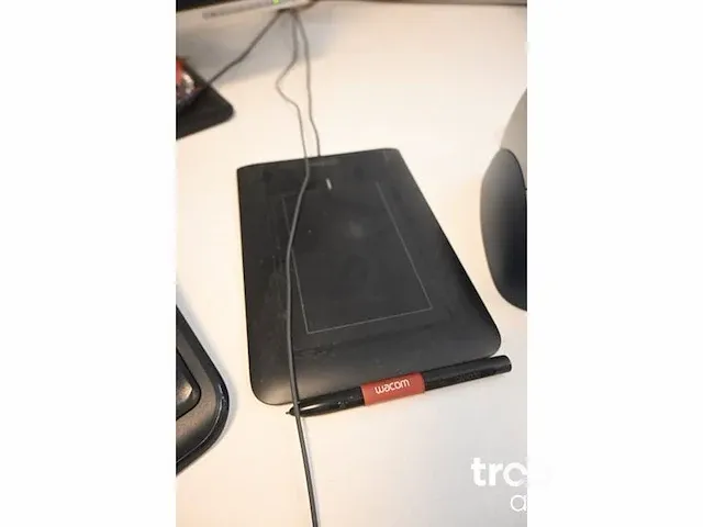 Desktop met monitoren - afbeelding 4 van  7