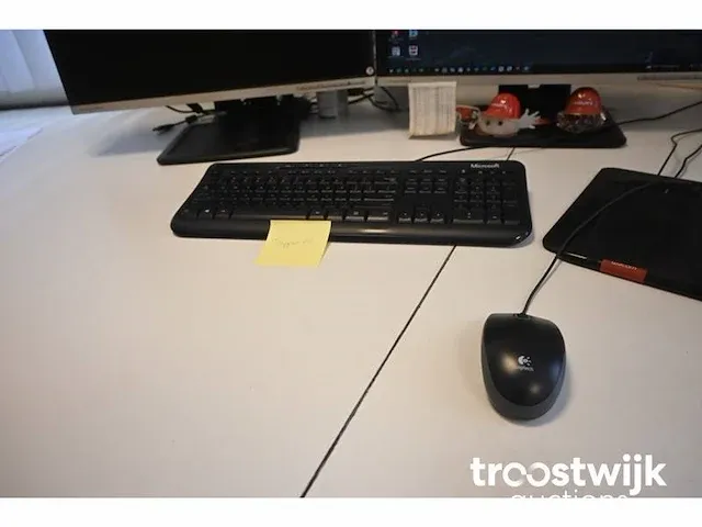 Desktop met monitoren - afbeelding 6 van  7