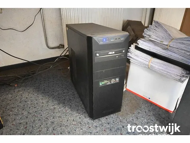 Desktop met monitoren - afbeelding 7 van  7