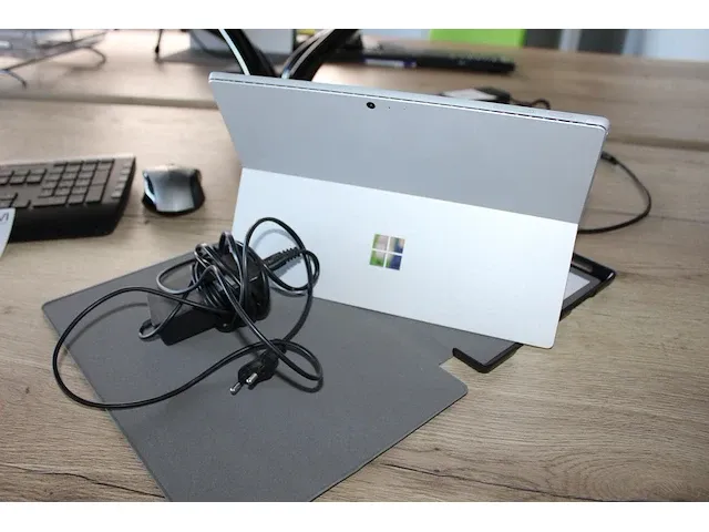 Desktop microsoft surface pro 6 met intell i5-8350ucpu 8 gb werkgeheugen, 236 gb harde schijf en windows 11... - afbeelding 2 van  2