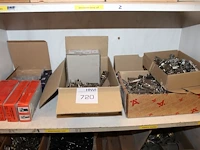 Deurbeslag waaronder kastscharnieren, slotjes, glasklemmen en glassteunen op drie schappen en in doos. - afbeelding 3 van  5