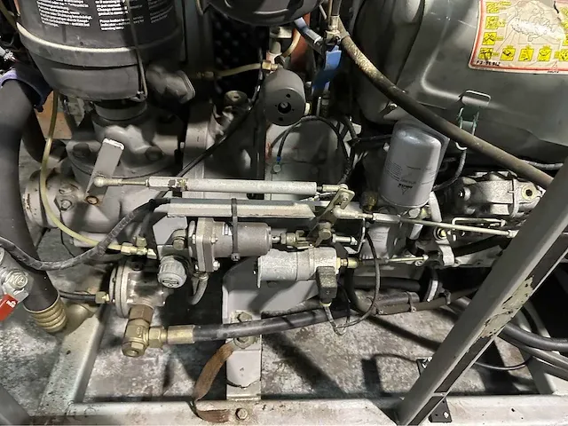 Deutz 3-cilinder f3-6l912 compressor met demag/pokorny luchtpomp - afbeelding 12 van  18