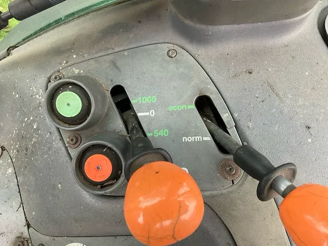Deutz-fahr agrotron 120 vierwielaangedreven landbouwtractor - afbeelding 32 van  40
